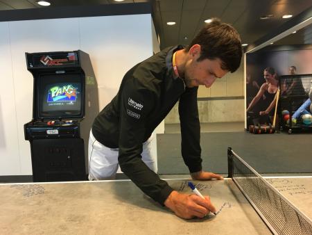 Novak Djokovic _ Dekton by Cosentino´s ping pong table (prensa).jpg