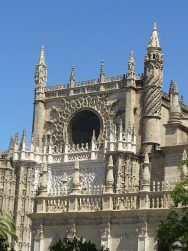 fachada desde el patio de los naranjos.jpg